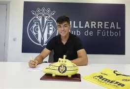 包含今晨比利亚雷亚尔调整名单以备欧冠今夜本菲卡调整名单以备西甲，网友：那不勒斯集结日迎来里程碑的词条